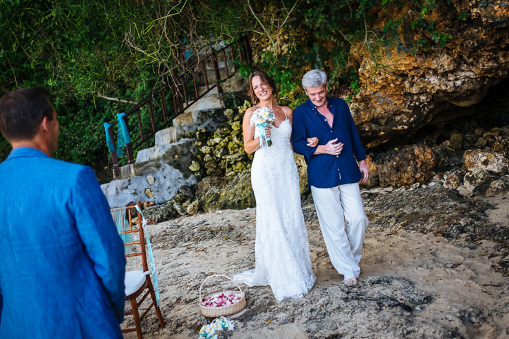 bruidsfotografie Bali - ceremonie strand