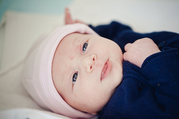 lieve baby newborn babymuts blauwe ogen babyfotografie
